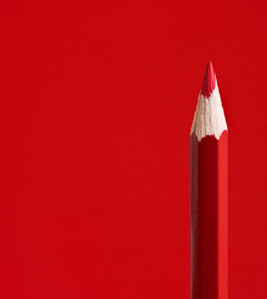 Ein Rotstift vor rotem Hintergrund